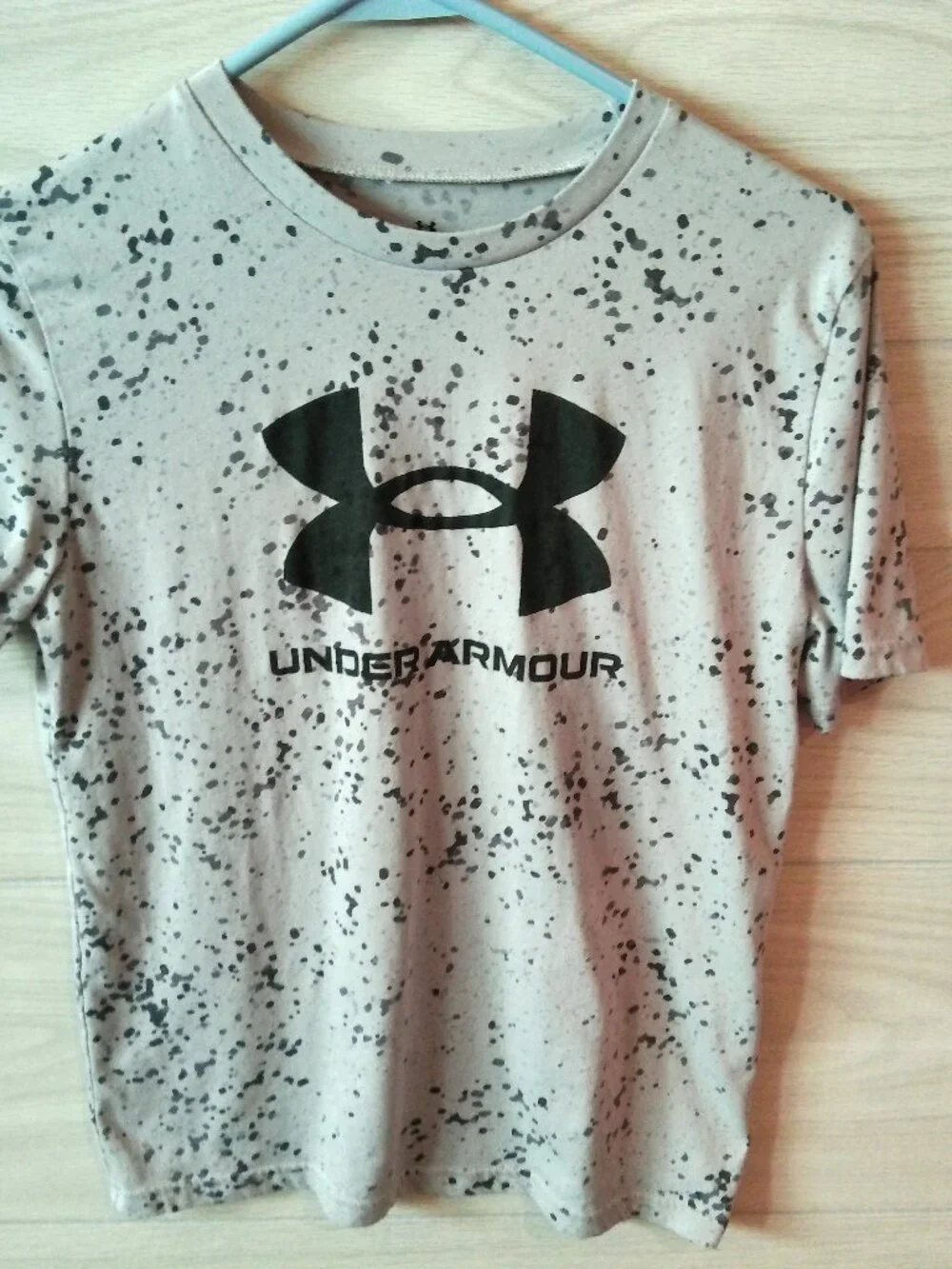 Under Armour T-Shirt Boy's Size Youth Large Loose Gray with Dots Short Sleeves